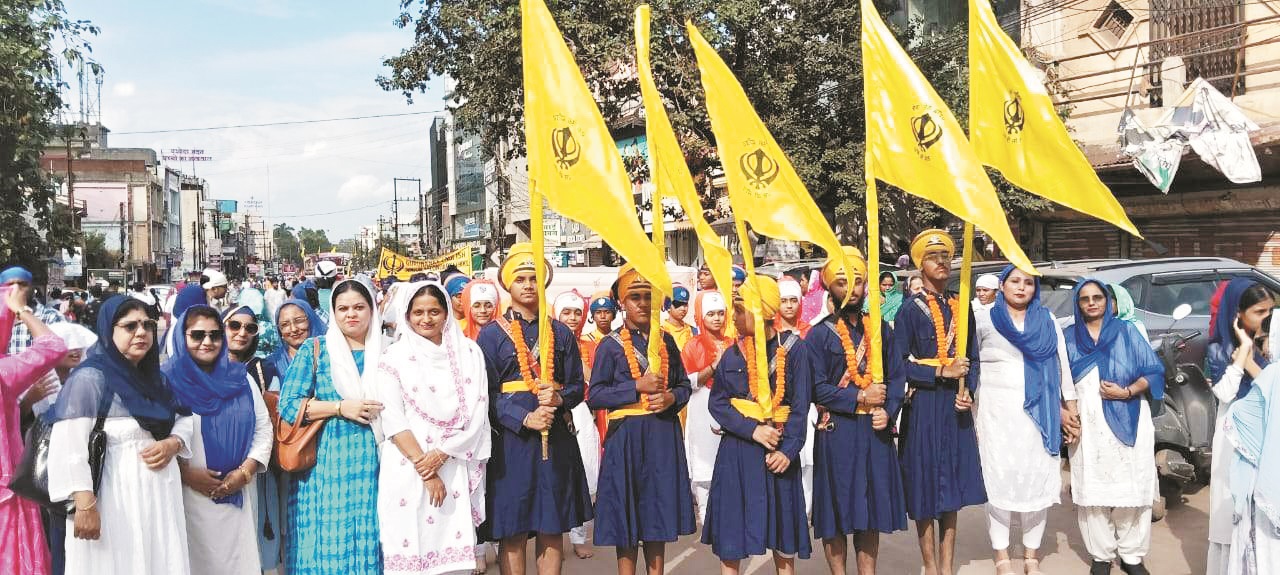 प्रकाश पर्व पर निकली नगर कीर्तन के स्वागत में उमड़ा सर्वसमाज