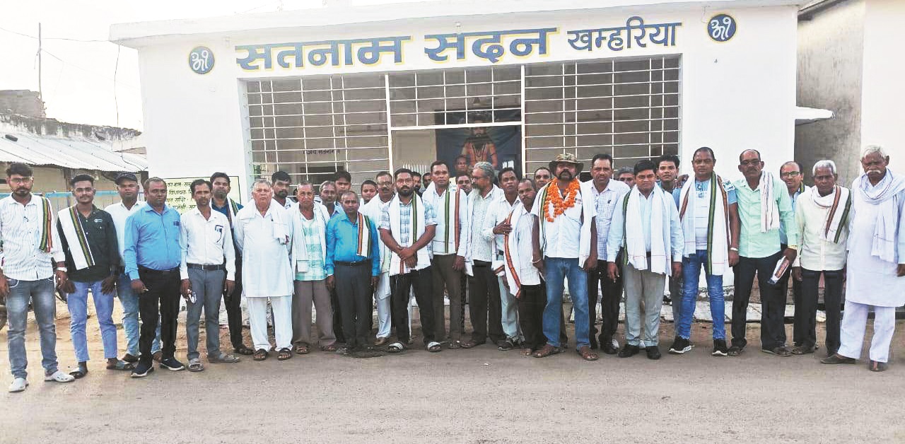 सतनामी समाज खम्हरिया के नए पदाधिकारियों का शपथ ग्रहण