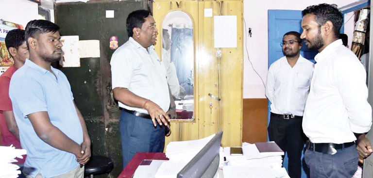 कमिश्नर ने सरकारी दफ्तरों का किया निरीक्षण