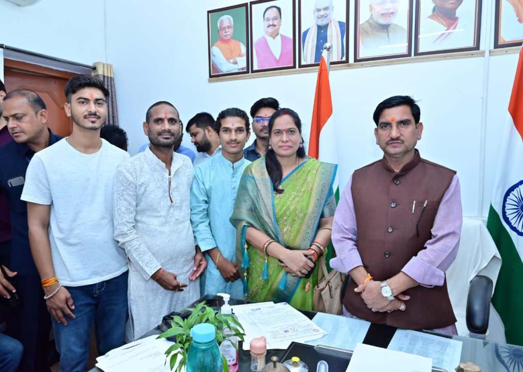 जनता की समस्याओं के समाधान का अफसरों को निर्देश दिया तोखन साहू ने