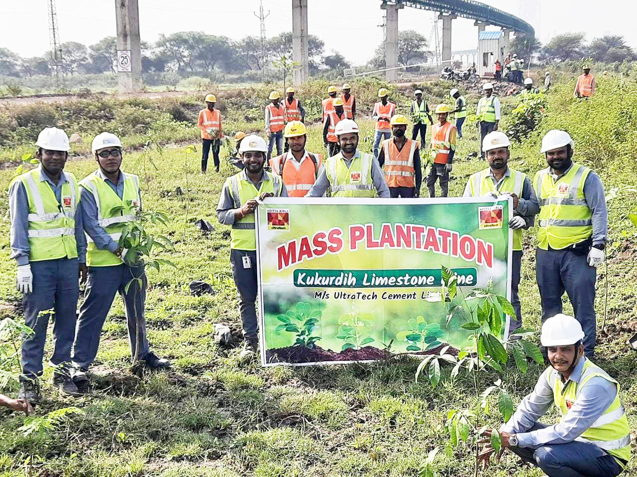 हरियाली से सजेगा परिसर, अल्ट्राटेक सीमेंट कुकुरदी में वृहद वृक्षारोपण