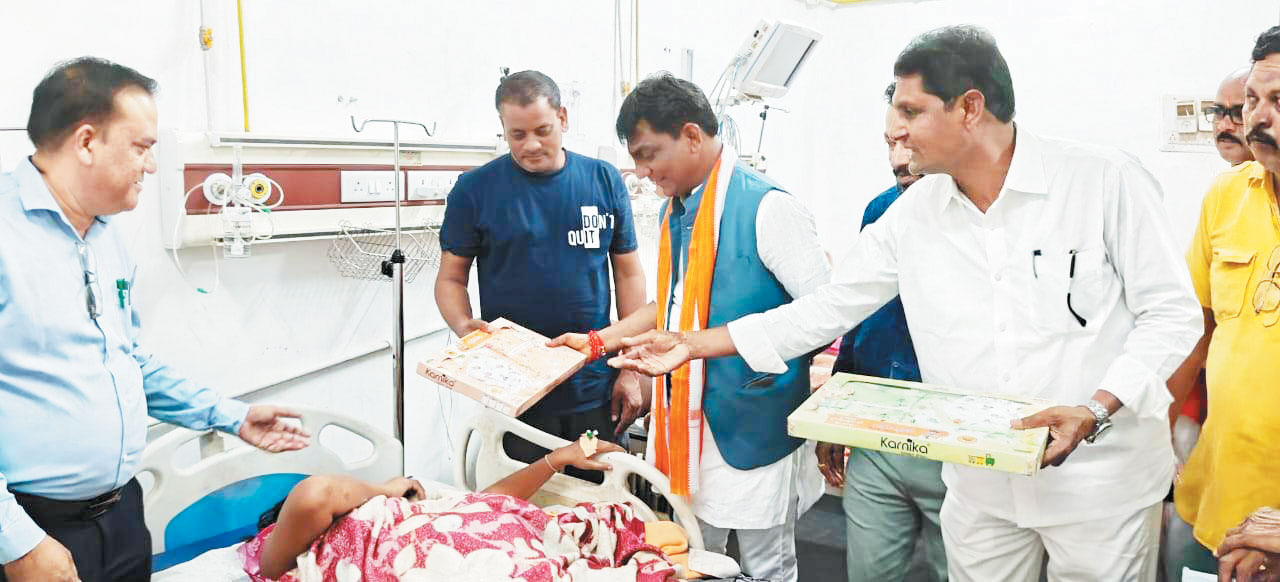 विधायक योगेश्वर ने जिला अस्पताल में किया नवजात शिशुओं के लिए किट का वितरण