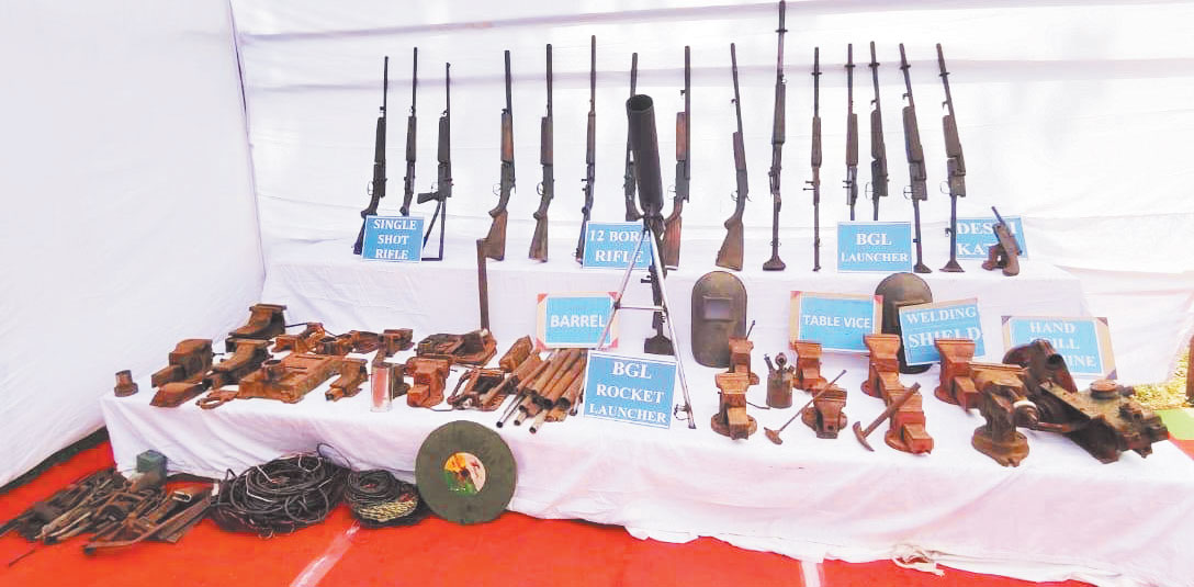 घने जंगलों में नक्सलियों की फैक्ट्री, 17 रायफल बरामद
