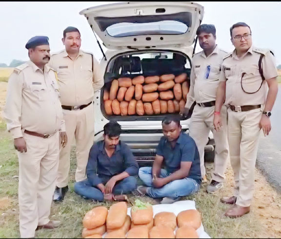 कार से 12 लाख का गांजा जब्त, 2 तस्कर पकड़ाए