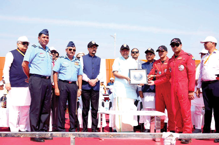 45 मिनट तक आसमान पर टिकी रही हजारों नजरें