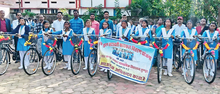 साइकिल पाकर खिले छात्राओं के चेहरे