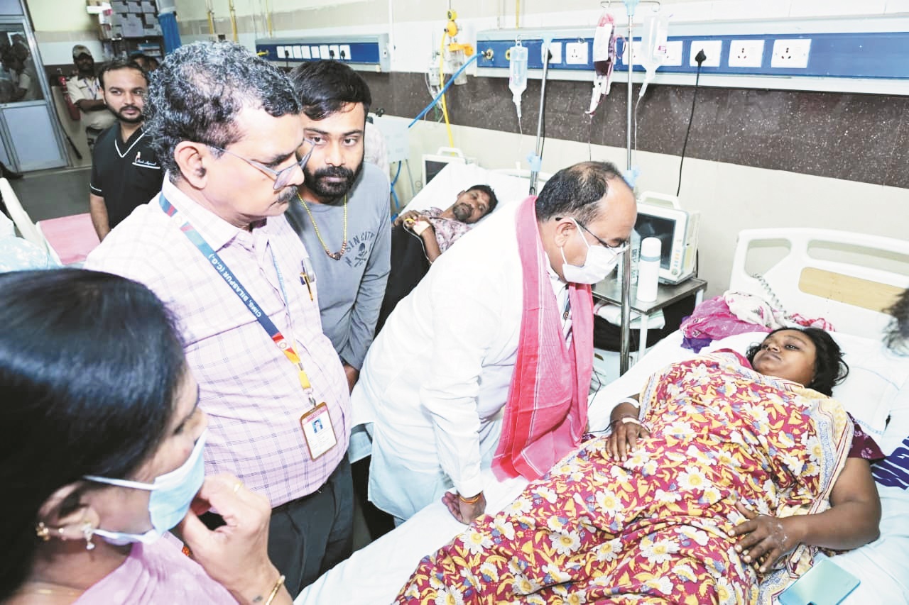 रेल हादसे के घायलों से मिले उप मुख्यमंत्री अरुण साव, दिए बेहतर इलाज के निर्देश