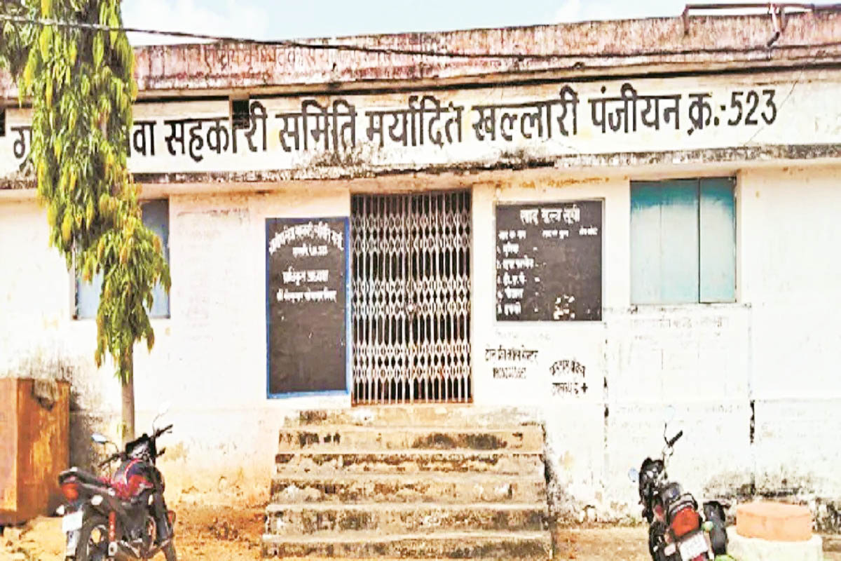 कर्मचारी बेमुद्दत हड़ताल पर, सोसायटियों में ताला, नहीं मिल रहा राशन