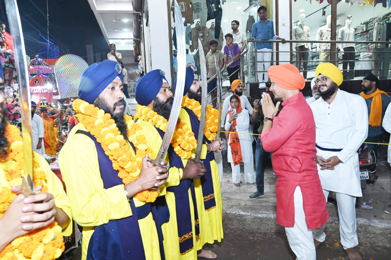 प्रकाश पर्व पर निकली शोभायात्रा