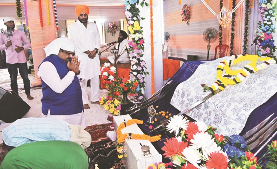 गुरुनानक जयंती पर गुरुद्वारा पहुँचे मंत्री, मत्था टेककर प्रदेश की सुख-समृद्धि की कामना की