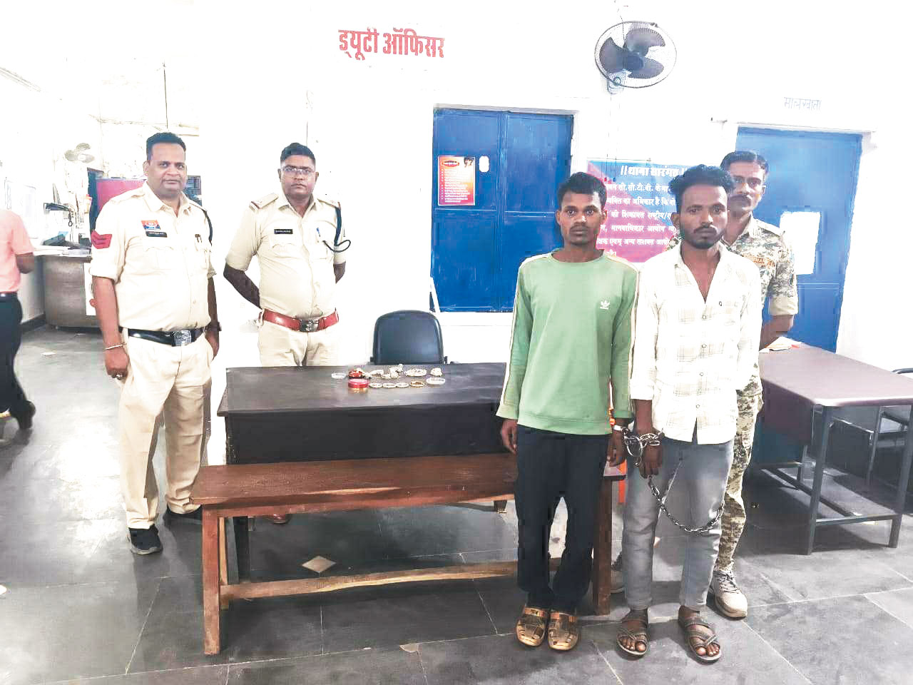 लूट के दो आरोपी गिरफ्तार, एक फरार