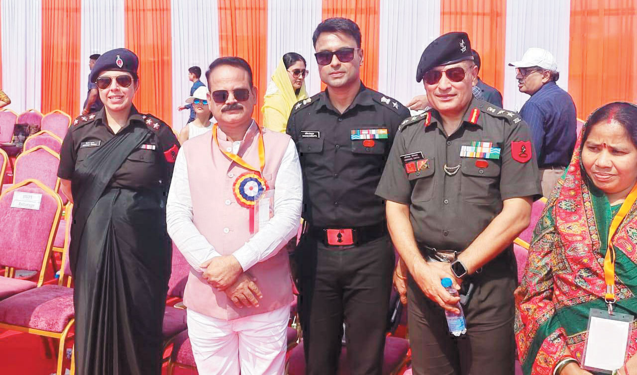  सूर्य किरण एयर शो में शामिल हुए जिपं अध्यक्ष