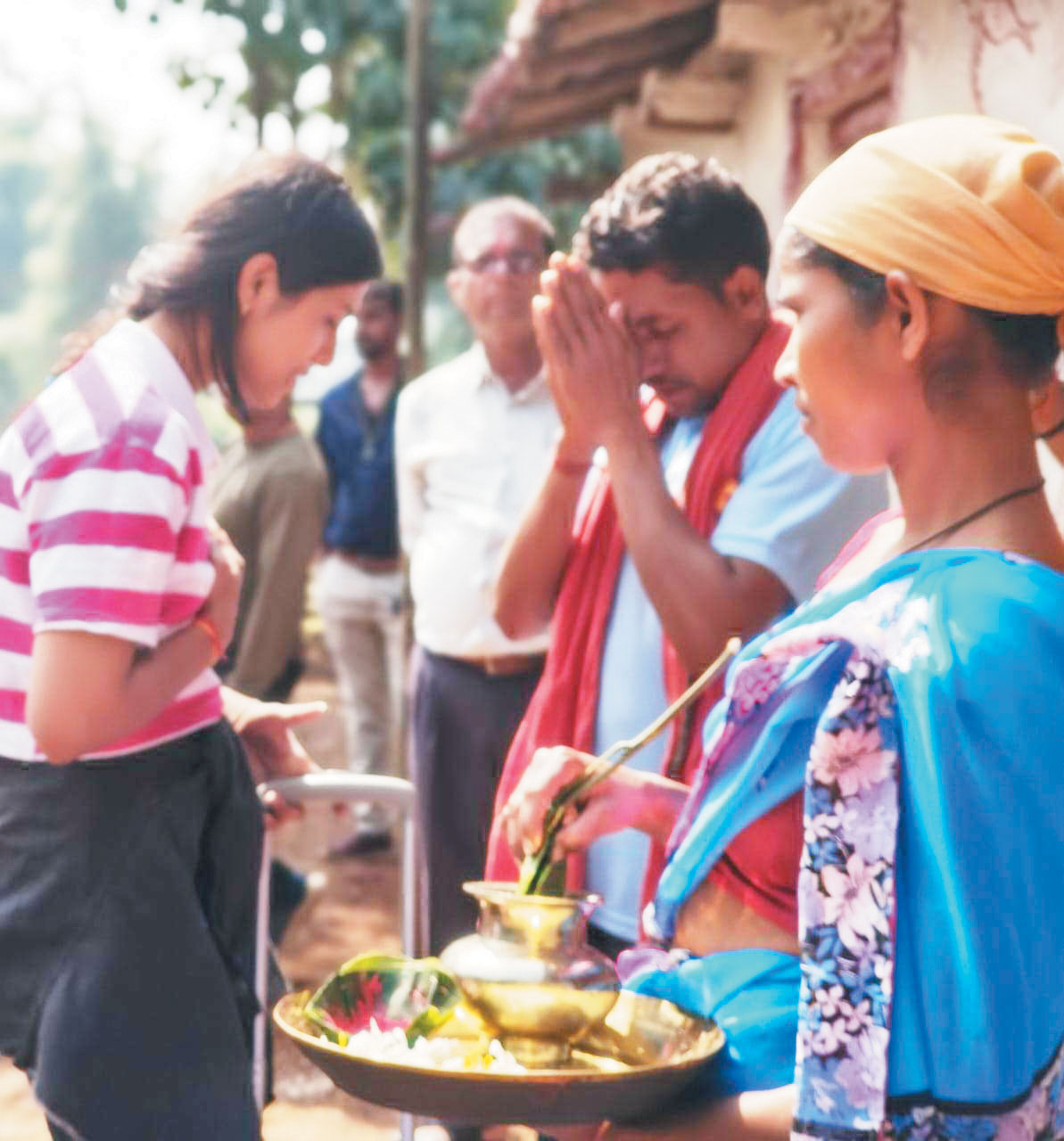 जशपुर में पर्यटकों का चंदन टीका रोली लगाकर स्वागत