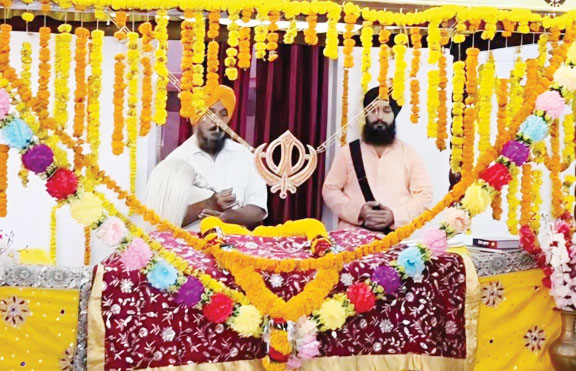 गुरुनानक जयंती पर गुरुद्वारा में अखंड कीर्तन