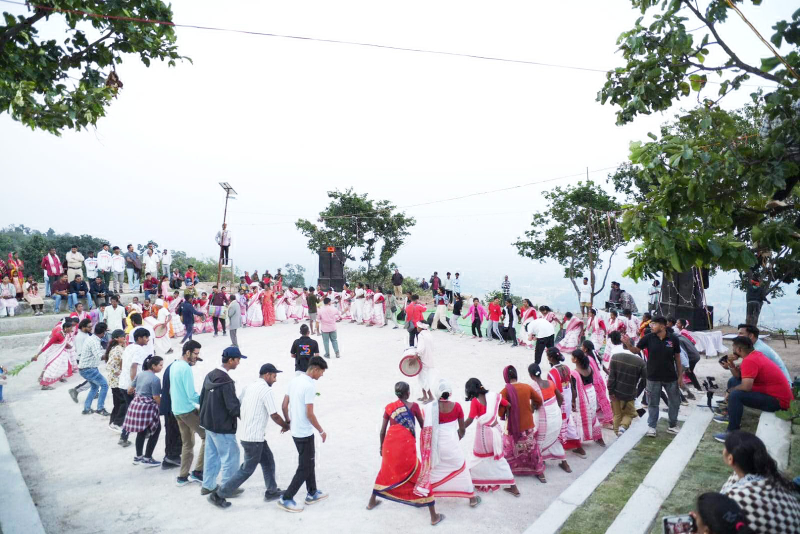 जशपुर देशदेखा में लोक कलाकारों के साथ जमकर  झूमे पर्यटक, आदर सत्कार से हुए खुश