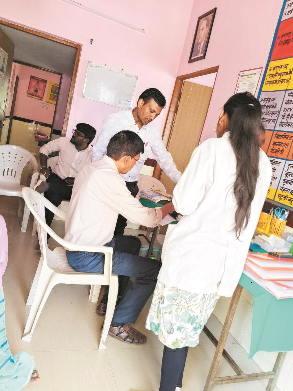 स्वास्थ्य कर्मियों को कारण बताओ नोटिस