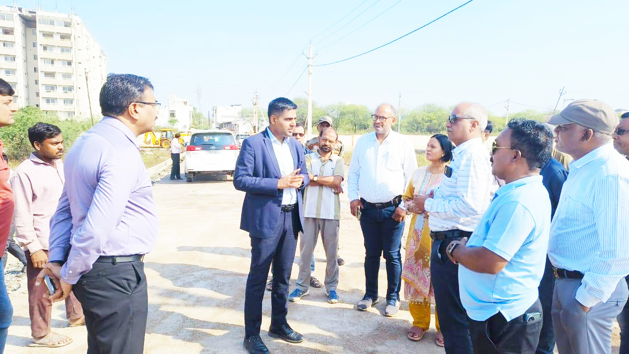प्रेस क्लब कॉलोनी पहुंचे कलेक्टर ने निर्माण कार्य का लिया जायजा