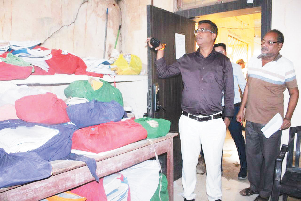 कलेक्टर ने बरमकेला में किया तहसील व नगर पंचायत का निरीक्षण