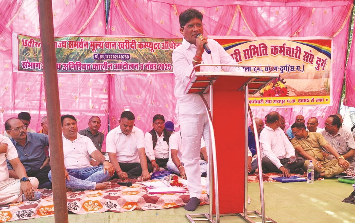 हड़ताली सहकारी समिति कर्मचारियों के समर्थन में आए कांग्रेस व किसान नेता