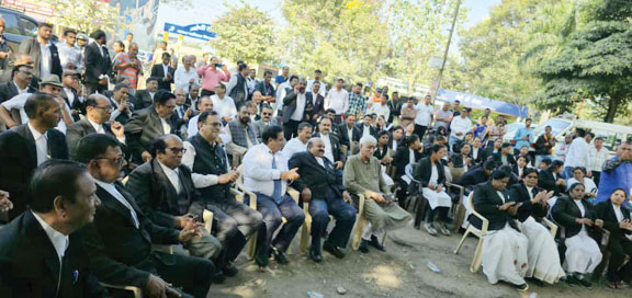 बेमुद्दत कार्य बहिष्कार पर चले गए अधिवक्ता, मंत्री राजेश और सिंहदेव का मिला समर्थन