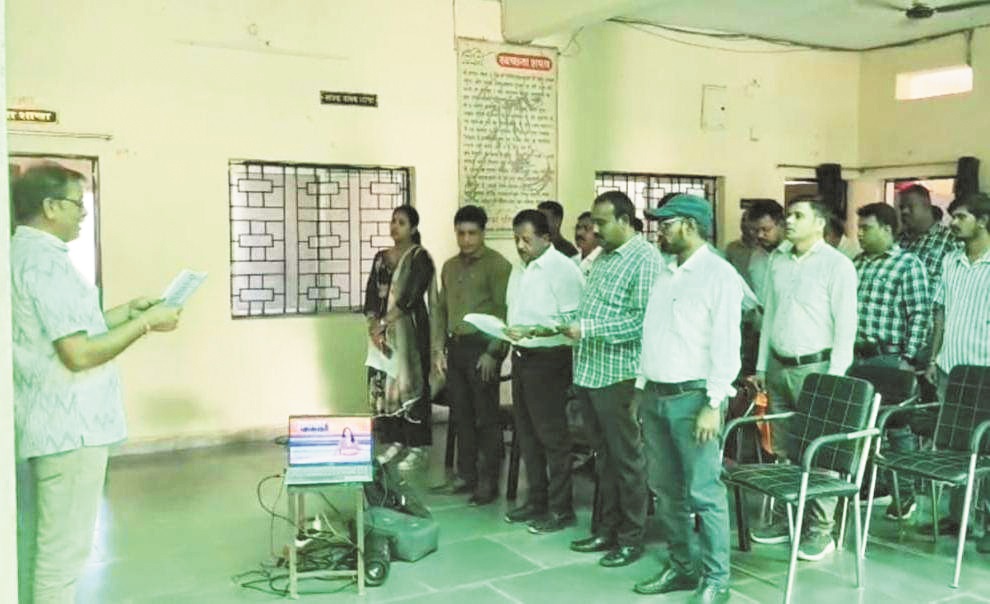 वंदेमातरम् 150 वर्ष पूर्ण होने पर नगरपालिका में सामूहिक गायन