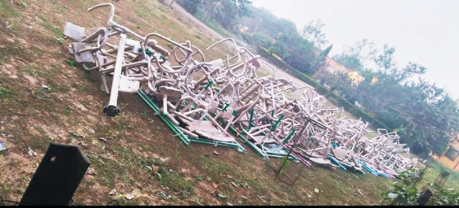 खुले में रखे ओपन जिम उपकरण, रखरखाव पर उठे सवाल