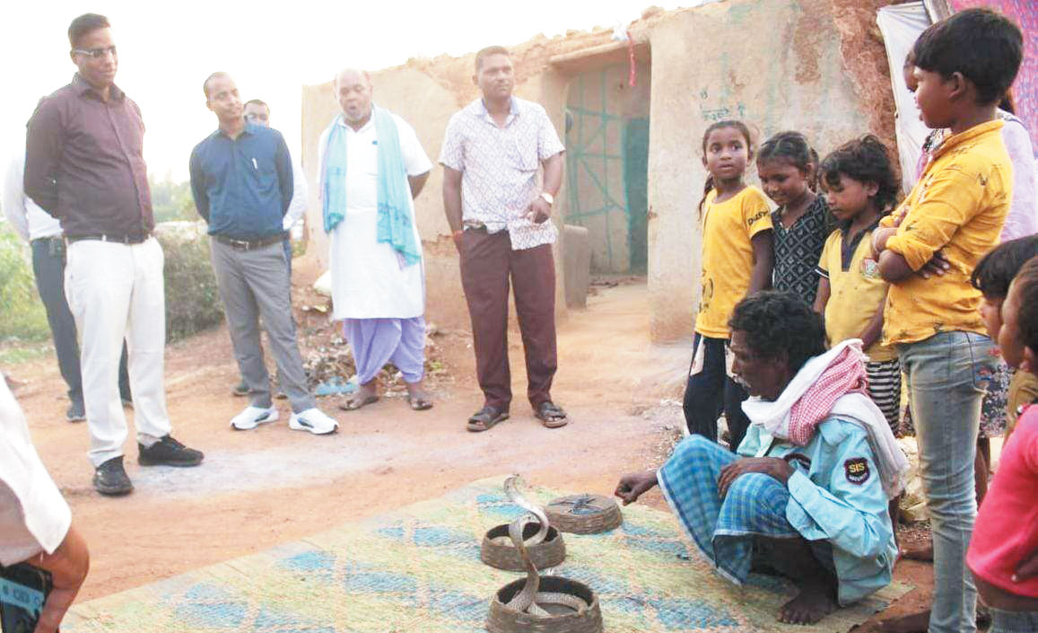 सपेरों की बस्ती में पहुंचे कलेक्टर, पीएम आवास का किया निरीक्षण