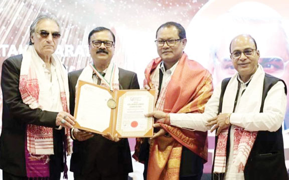 असम के डिप्टी स्पीकर और फिल्म एक्टर अली खान के हाथों डॉ. सोनी को आरटीआई व पीआईएल एक्टिविस्ट का अवार्ड