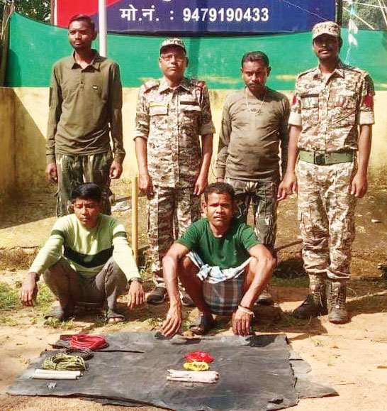2 ईनामी नक्सली गिरफ्तार, विस्फोटक सामान जब्त