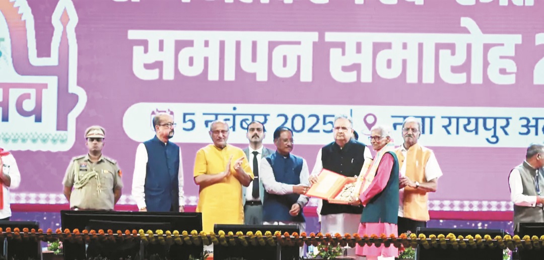 साहित्यकार  डॉ. चित्तरंजन कर का उपराष्ट्रपति के सम्मान से भावविभोर है महासमुंद का पैकिन गांव