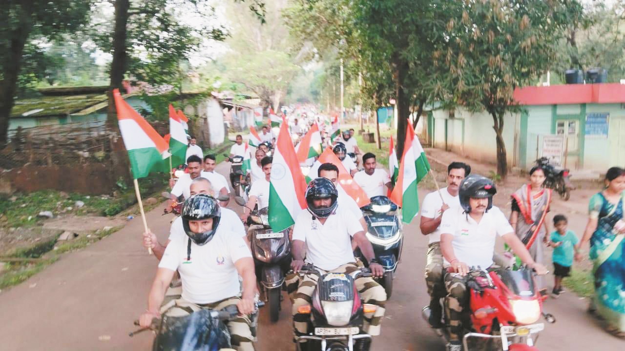 वंदे मातरम् की 150वीं वर्षगांठ पर बीआईओएम बचेली में  बाइक रैली