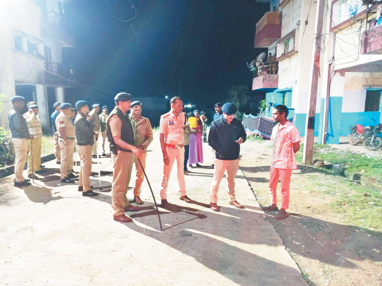  रात 12 से 3 बजे तक चलाया कॉम्बिंग गश्त, सोते बदमाशों को उठाकर जांच