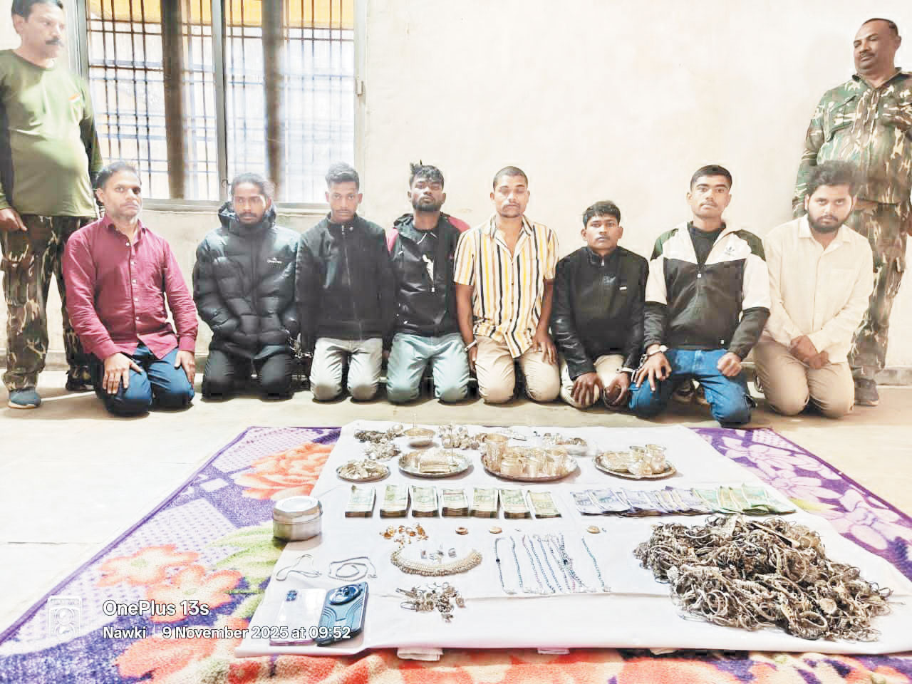 ज्वेलरी दुकान में चोरी करने वाले आठ आरोपी गिरफ्तार