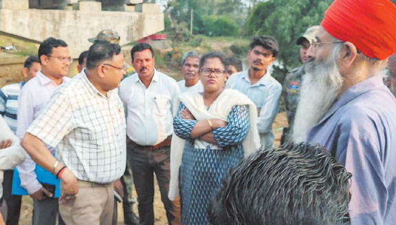 कलेक्टर-एसपी ने निर्माणाधीन पासंगी पुल का किया निरीक्षण