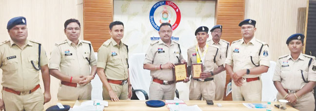 एसपी ने बस्तर फाइटर जवान फुलधर को किया सम्मानित