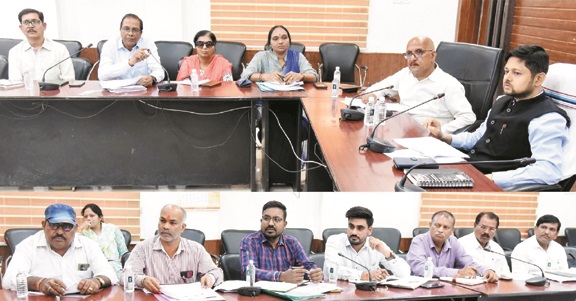 कलेक्टर ने विद्यार्थियों के आधार कार्ड व जाति प्रमाण पत्र निर्माण की समीक्षा की