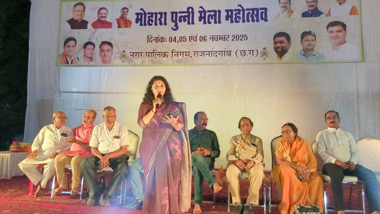 मेला के समापन पर पूर्व पार्षद प्रज्ञा  ने दी गायन की प्रस्तुति