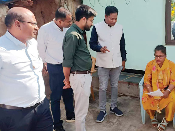  एसआईआर का कलेक्टर ने किया निरीक्षण