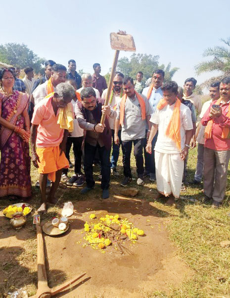 गुमड़पाल में चित्रकोट विधायक ने महतारी सदन भवन का भूमिपूजन
