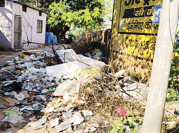 बस स्टैंड के आस-पास गंदगी और कूड़े के ढेर