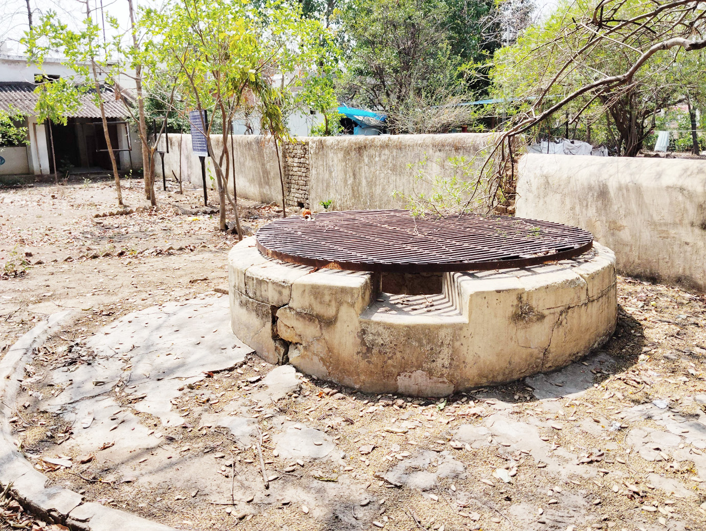 कुएं खो रहे अस्तित्व, कई पाट दिए गए या कचरे से भर गए