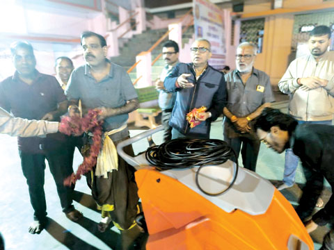 महामाया मंदिर को सफाई मशीन दान    