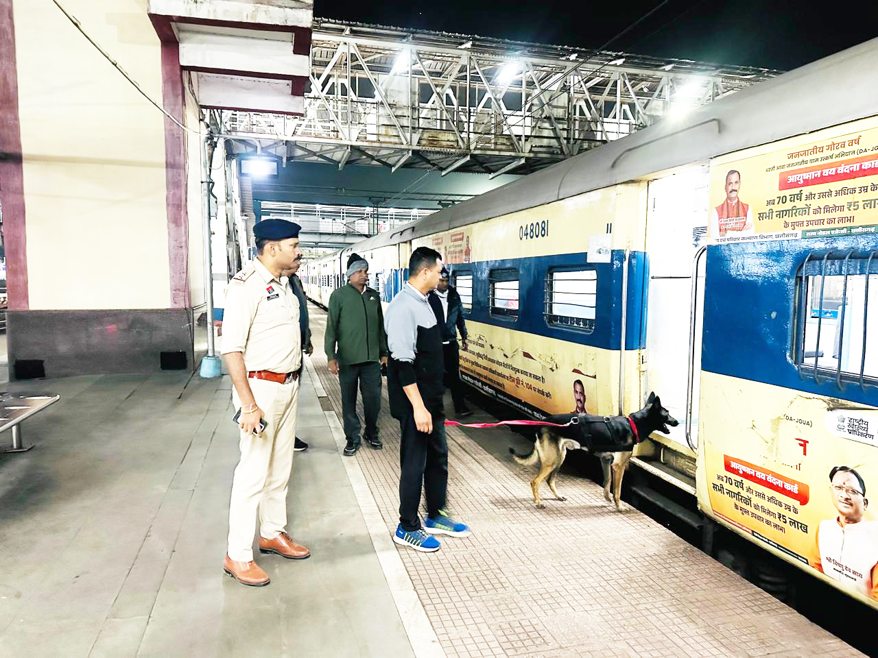 नांदगांव रेल्वे स्टेशन में पुलिस ने देर रात तक चलाया सर्च अभियान