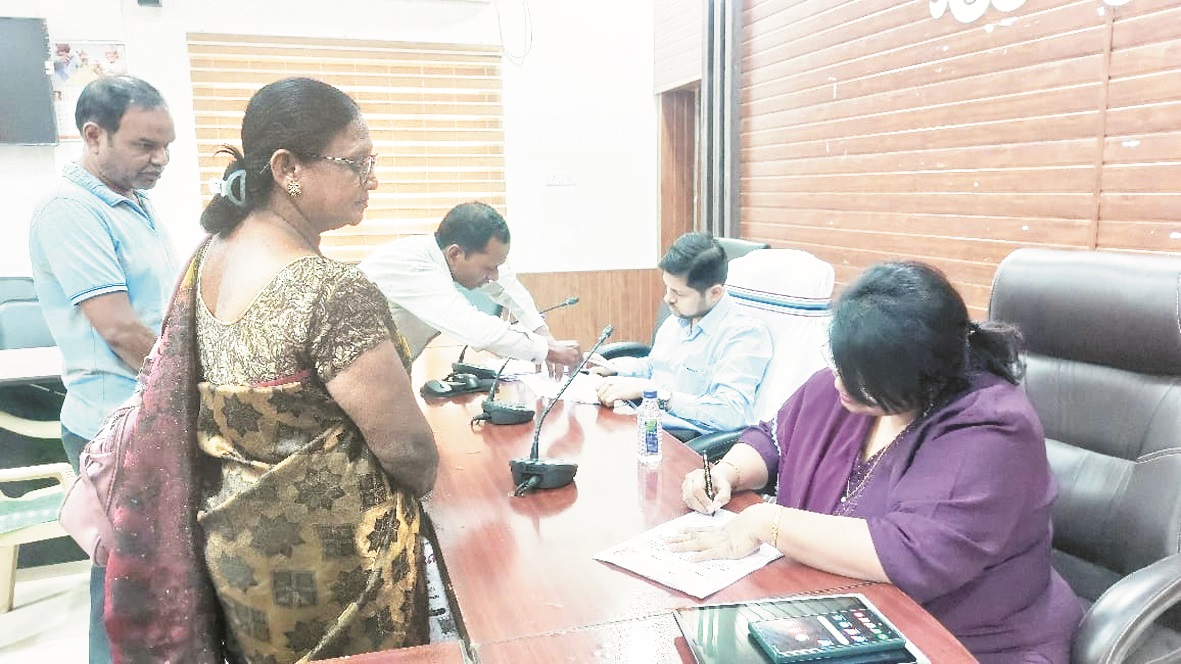 जनदर्शन : खेत में विद्युत टॉवर लगने पर समान मुआवजे की मांग