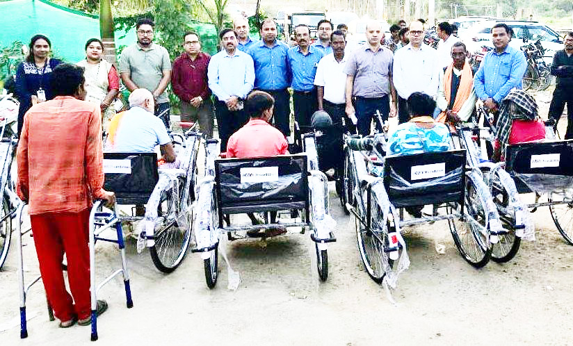 अदाणी फाउंडेशन ने पताड़ी सीएचसी को दिए उपकरण -सामान, दिव्यांगों को भी उपयोगी उपकरणों का सहयोग