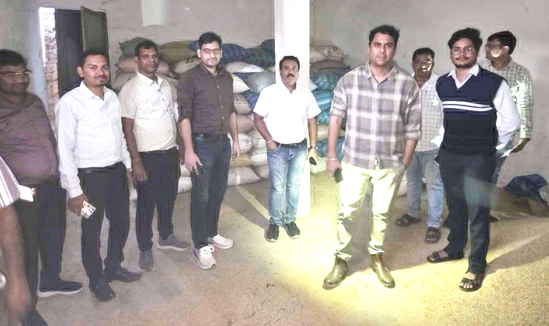 देर रात कई जगहों पर छापा, बड़ी मात्रा में अवैध धान जब्त