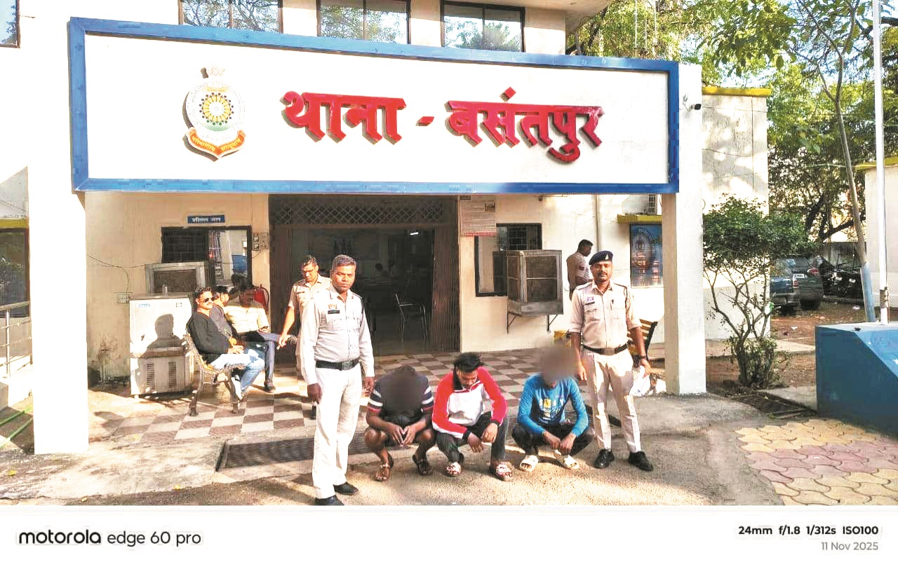 लंबे समय से फरार दो आरोपी गिरफ्तार