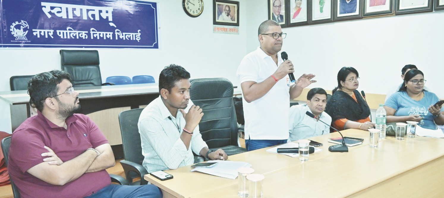 विशेष गहन पुनरीक्षण कार्य के लिए आयुक्त ने बीएलओ से किये चर्चा