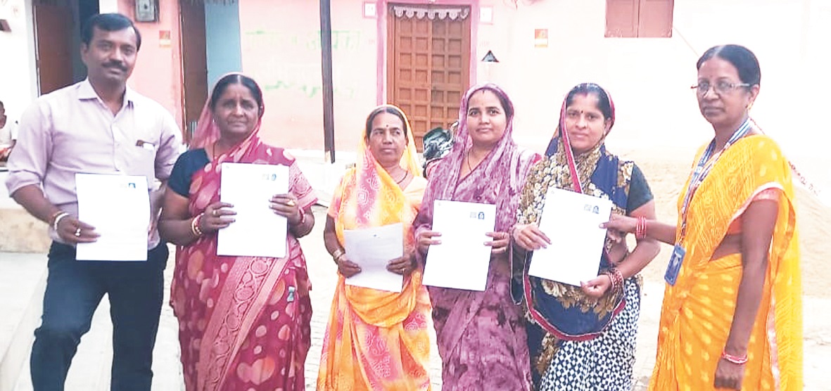 घर-घर पहुंचकर बीएलओ ने मतदाताओं को गणना प्रपत्र का वितरण किया