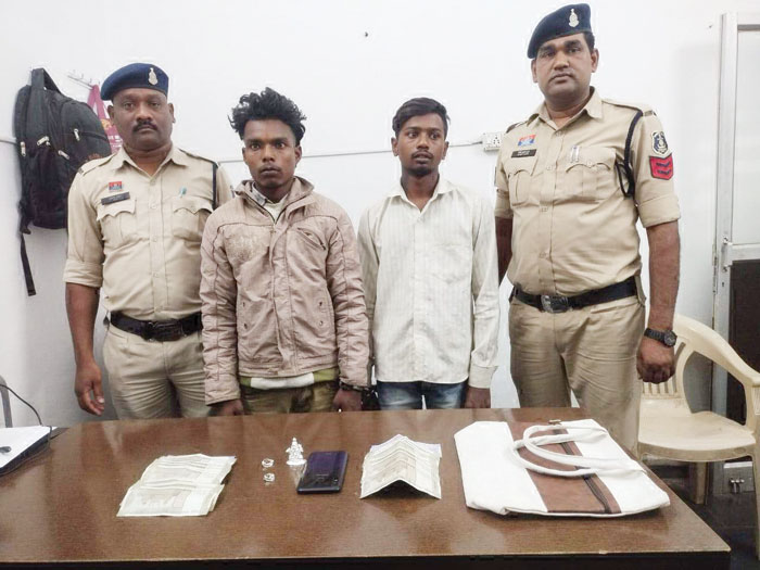 शादी के वीडियो से फंसे चोर, दोनों गिरफ्तार, पर्स-मोबाइल नगदी जब्त